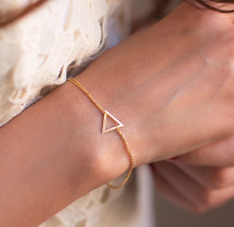دستبند طلا آرامش طرح مثلث با طراحی هندسی